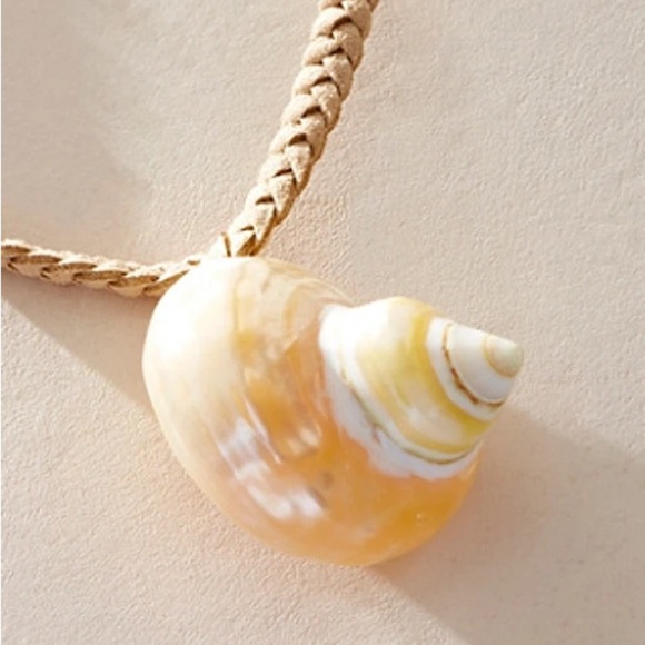 Free People supernova Elegant Shell Pendant Necklace cream color new with tag - Picture 2 of 3